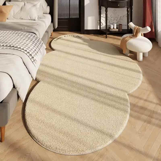 Tapis forme irrégulière, design unique, idéal en descente de lit, doux et élégant pour une chambre sophistiquée.