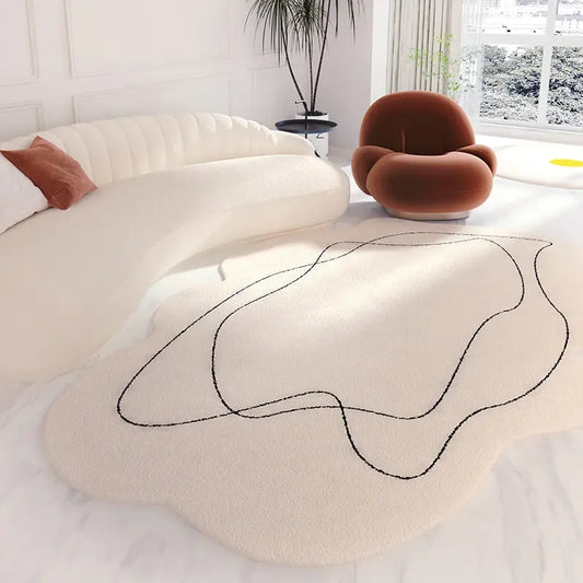 Tapis original blanc, forme irrégulière, design artistique, idéal pour un salon épuré ou une chambre moderne.
