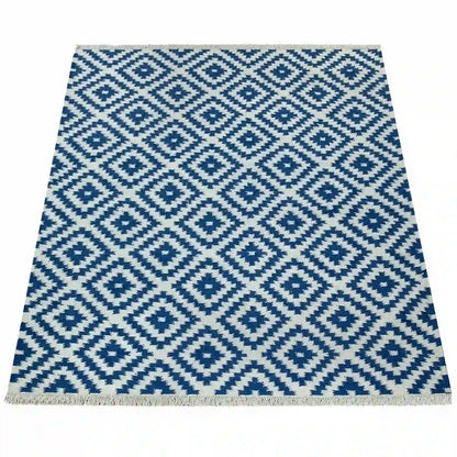 Tapis Scandinave Faza Bleu sur fond blanc